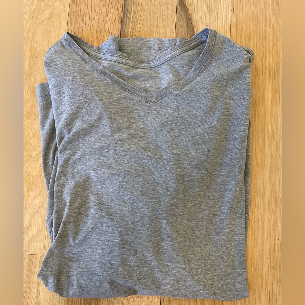 Men’s lululemon 5 year basic v neck - medium